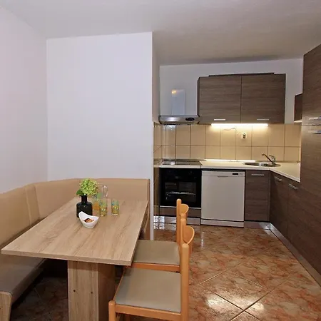 Apartamento With Parking Space Supetar, Brac - 5662 Supetar